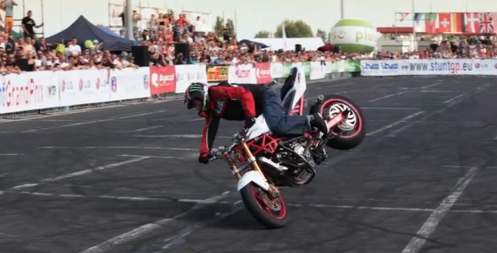 Video: Perfektný jazdec na motorke